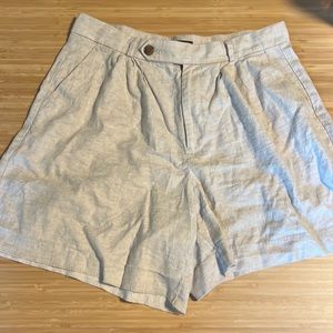 Banana pleated linen shorts